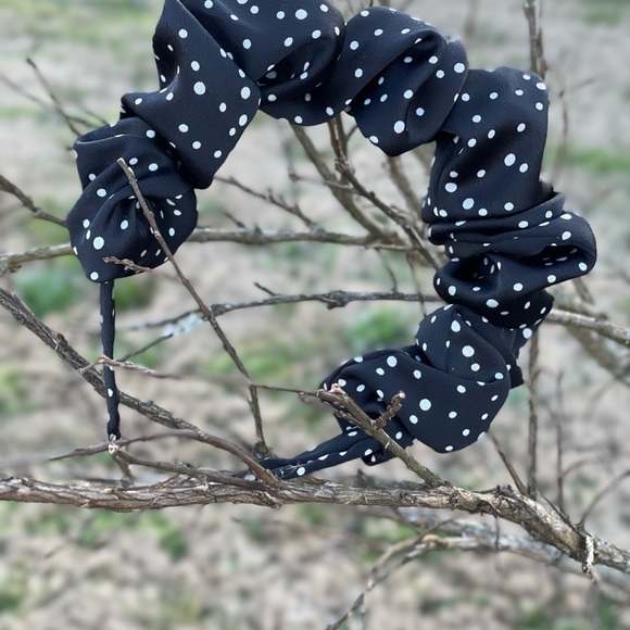 New Quality Black and White Polka dots bendable ruffle fabric satin headband - Picture 3 of 17